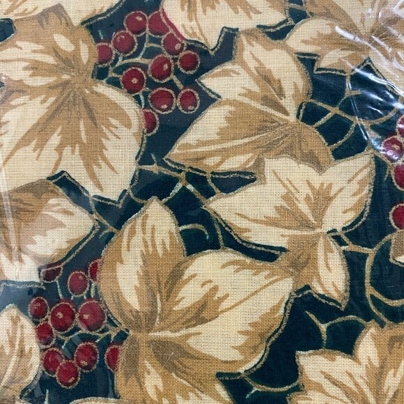 New, Yuletide Fabric Oblong Tablecloth Avon Christmas sunweave by Vera - Picture 2 of 4